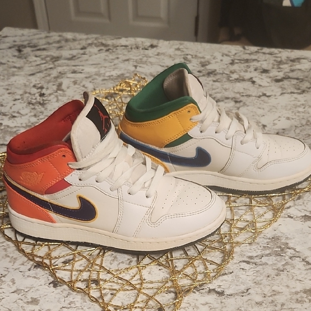 Jordan 1 Mid Size 4Y